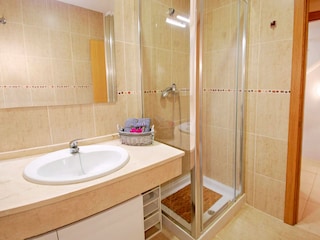 Bad 2 mit Dusche, Waschbecken und WC