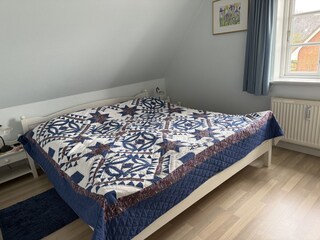 Schlafzimmer mit Doppelbett