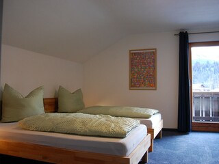 Schlafzimmer mit zwei Einzelbetten OG