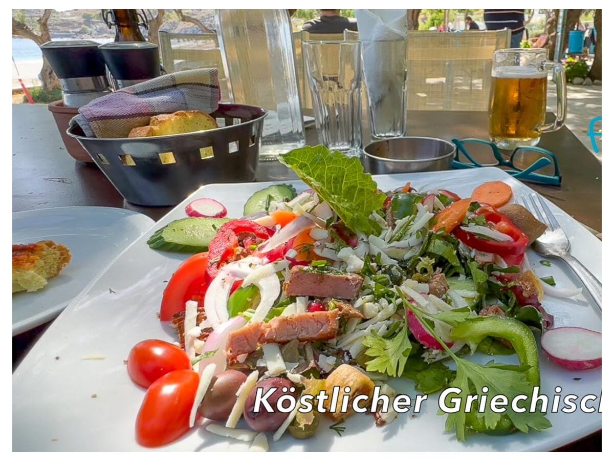 Griechischer Salat an Strand ca. 90 m entfernt