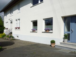 Willkommen in der Ferienwohnung ( Eingang rechts )