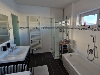 Badezimmer ,Dusche, Badewanne, Waschmaschine, Trockner