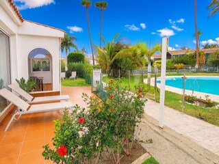 Außenbereich mit Blick auf den Pool