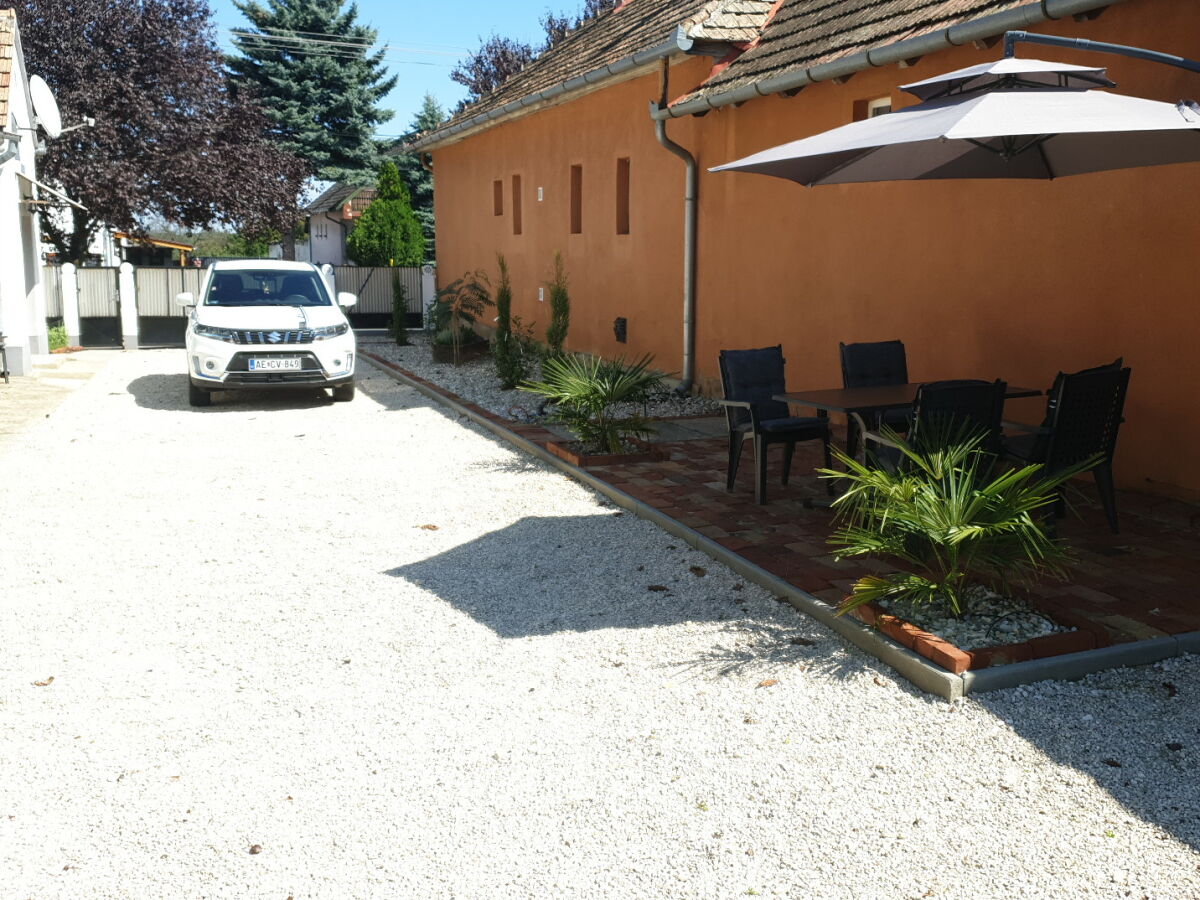 Terrasse mit Schatten bis ca. 12 Uhr inkl. Gartenmöbel