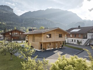 Aussenansicht mit Parkplätzen