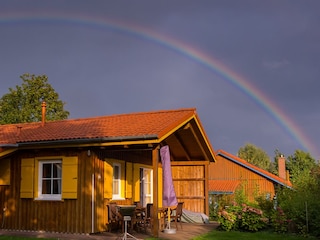 Schöner Regenbogen über dem Ferienhaus