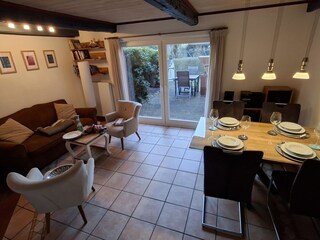 Wohnzimmer mit Blick in privaten Garten