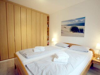 Schlafzimmer mit Kleiderschrank