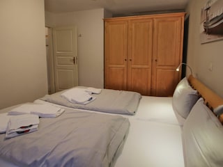 gemütliches Doppelbett mit großem Kleiderschrank