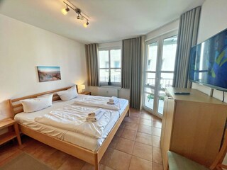 Schlafzimmer mit Doppelbett