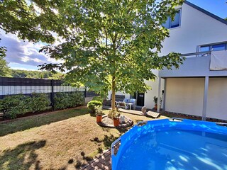 Sonnenterrasse und abgeschlossenes Grundstück