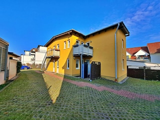 Hausansicht Nebengebäude/Eingang Whg. 02 & 05