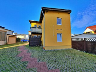 Hausansicht Nebengebäude / Eingang Appartement 02 und Wohnung 05