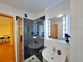 geräumiges Tageslicht-Bad