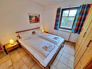 erstes Schlafzimmer mit Doppelbett