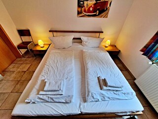 erstes Schlafzimmer mit Doppelbett