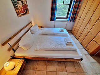 erstes Schlafzimmer mit Doppelbett