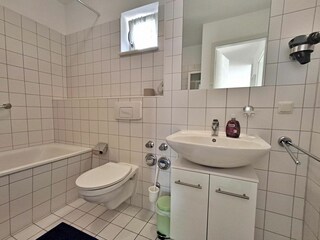 Bad mit Badewanne/WC