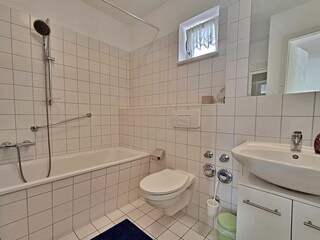 Bad mit Badewanne/WC