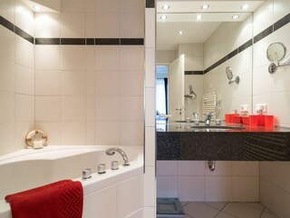 2. Bad mit Eckbadewanne/WC