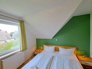 Schlafzimmer mit Doppelbett