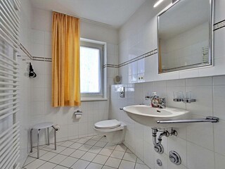 Tageslicht-Bad mit DU/WC