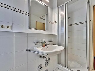 Tageslicht-Bad mit DU/WC