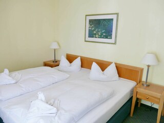 erstes Schlafzimmer mit Doppelbett