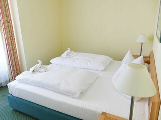 erstes Schlafzimmer mit Doppelbett