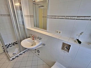 Tageslicht-Bad mit DU/WC