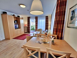 gemütlicher Wohn- und Essbereich mit Zugang zur Terrasse