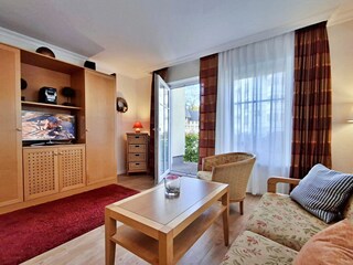 gemütlicher Wohn- und Essbereich mit Zugang zur Terrasse