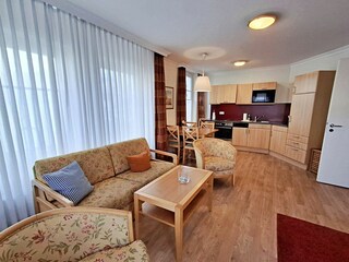 gemütlicher Wohn- und Essbereich mit Zugang zur Terrasse