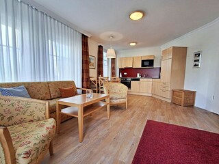 gemütlicher Wohn- und Essbereich mit Zugang zur Terrasse