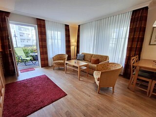 gemütlicher Wohn- und Essbereich mit Zugang zur Terrasse