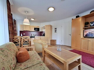 gemütlicher Wohn- und Essbereich mit Zugang zur Terrasse