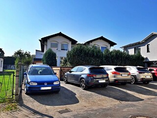 Parkplätze vor dem Haus