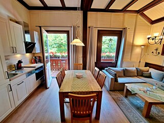 Esstisch und Küchenzeile