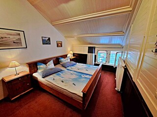 1. Schlafzimmer mit Doppelbett und Kleiderschrank