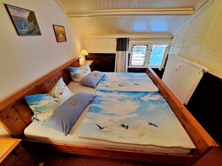 1. Schlafzimmer mit Doppelbett und Kleiderschrank