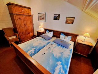 1. Schlafzimmer mit Doppelbett und Kleiderschrank