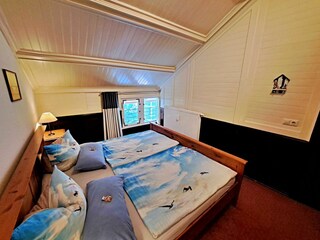 1. Schlafzimmer mit Doppelbett und Kleiderschrank
