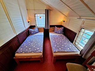 2. Schlafzimmer mit 2 Einzelbetten und Kleiderschrank