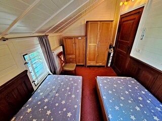 2. Schlafzimmer mit 2 Einzelbetten und Kleiderschrank