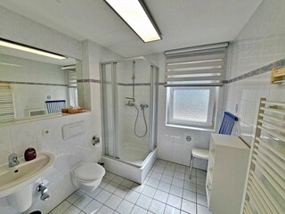 Tageslicht-Bad mit DU/WC