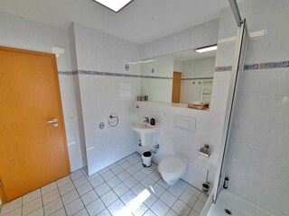 Tageslicht-Bad mit DU/WC