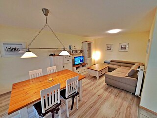 großzügiger Wohn- und Essbereich