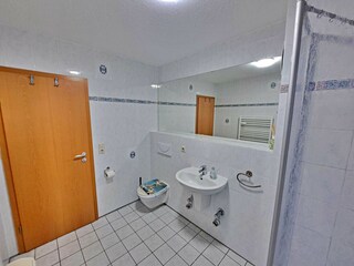 geräumiges Badezimmer mit DU/WC