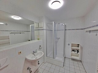 geräumiges Badezimmer mit DU/WC