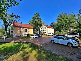 Außenansicht (links Haus Galeone mit Büro und rechts Haus Karavelle)